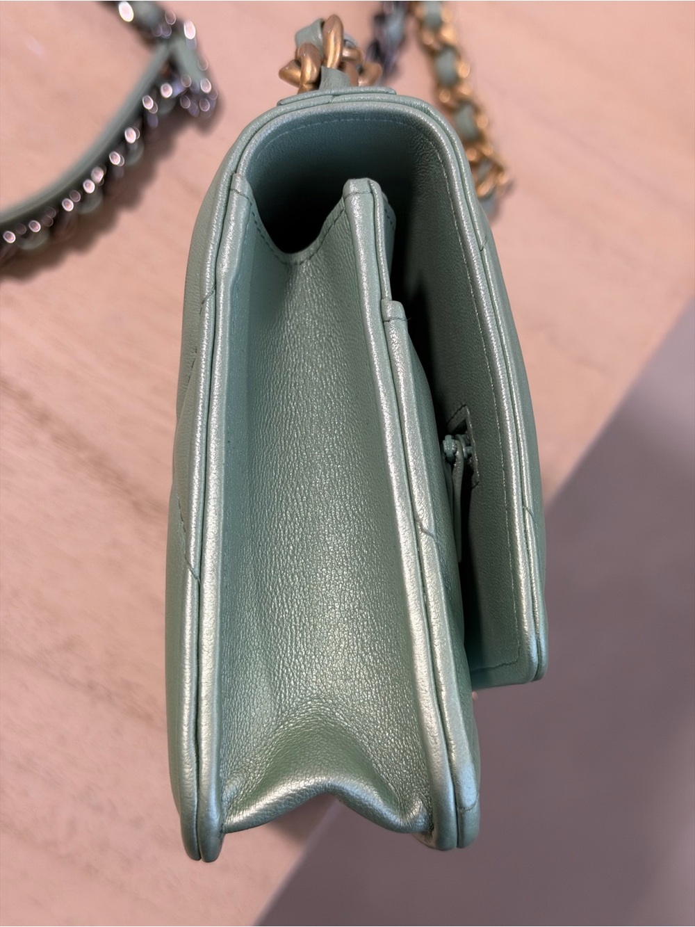 CHANEL 19 Wallet On Chain Green Metallic - Picture 4 of 9